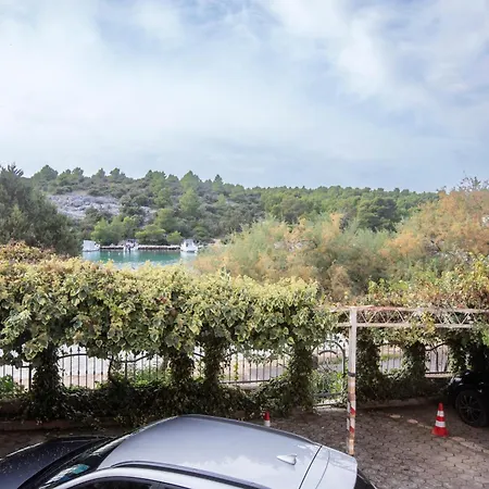 Apartments By The Sea Grebastica, Sibenik - 461 * Grebastica